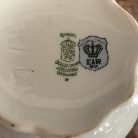 Golden Crown E & R Bavarian Vase Roses - Picture 4 of 4